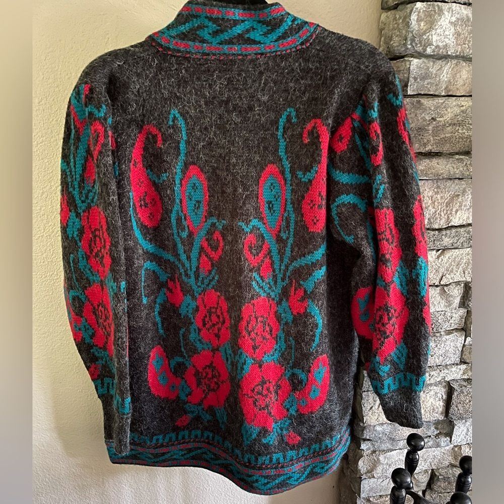 Unbranded wool cardigan with floral pattern, two front pockets, ribbed cuffs.